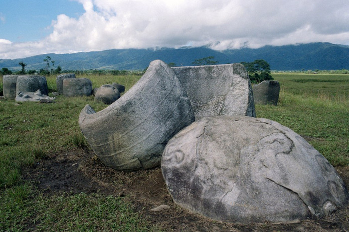 Загадочные мегалиты острова Сулавеси (Фото)