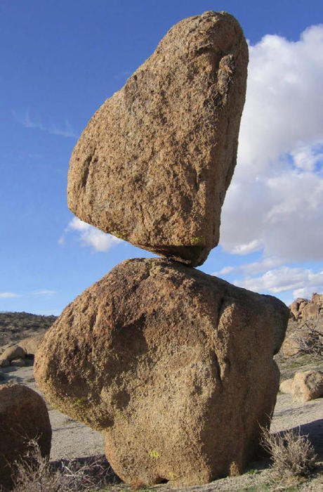 10 удивительных балансирующих скал в мире (+Фото)10 удивительных балансирующих скал в мире (+Фото)