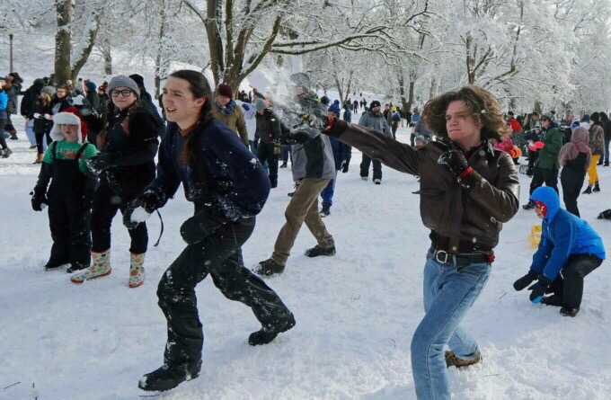 Жительница США через Facebook позвала соседей по району поиграть в снежки, но её пост разошёлся так сильно, что на битву пришли сотни людей со всего гopoда!
