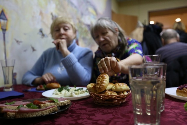 Стариков бесплатно кормят в одном из кафе Петербурга (+Фото)