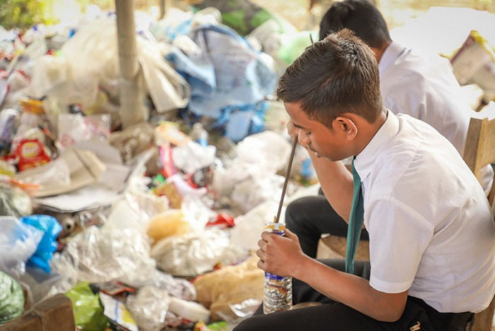В индийской школе дети платят за обучение мусором (+Фото)