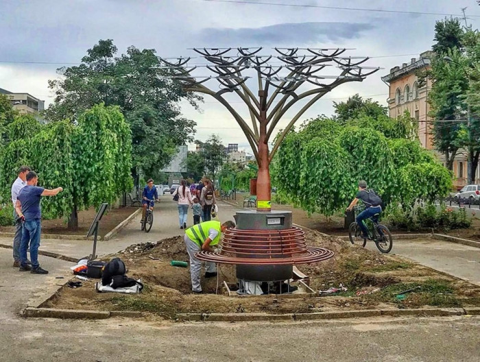 В Кишиневе появились 2 солнечных дерева (+Фото)