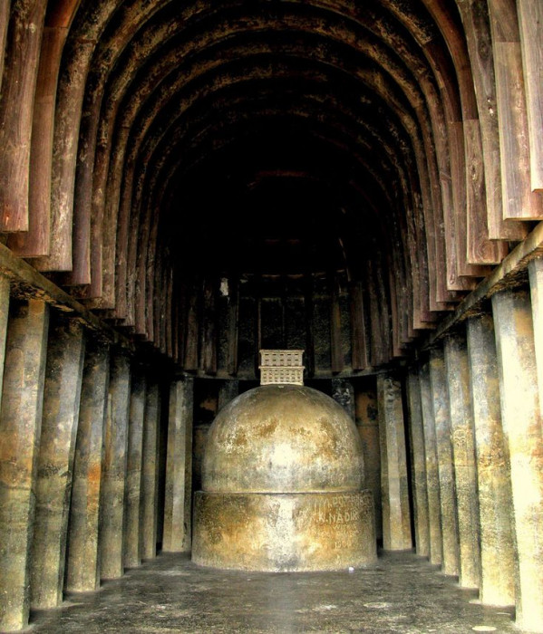 Одно из самых древних сооружений Индии - вырубленные пещеры Бхаджа в верхней части 120-ти метровой скалы (Фото)