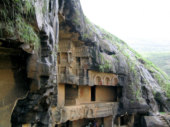 Одно из самых древних сооружений Индии - вырубленные пещеры Бхаджа в верхней части 120-ти метровой скалы (Фото)