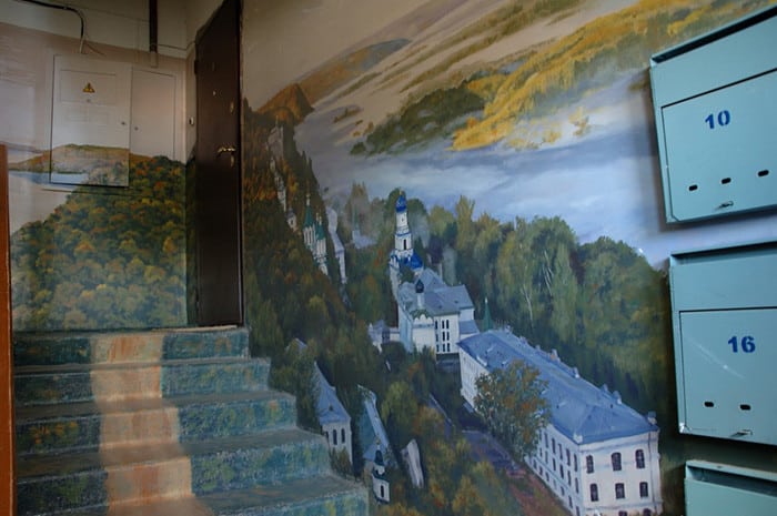 Житель Астрахани сделал из своего подъезда картинную галерею (Фото)