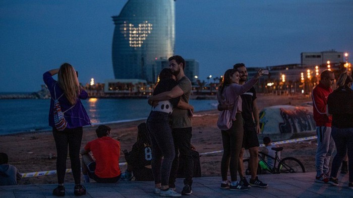 Европа выходит на улицу: как выглядит жизнь после карантина (+Фото)