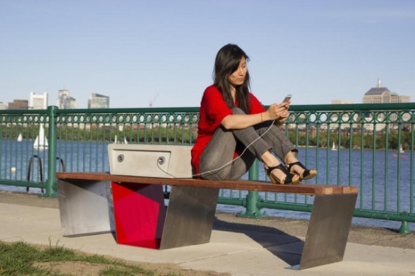 Как зарядить смартфон с помощью скамейки?